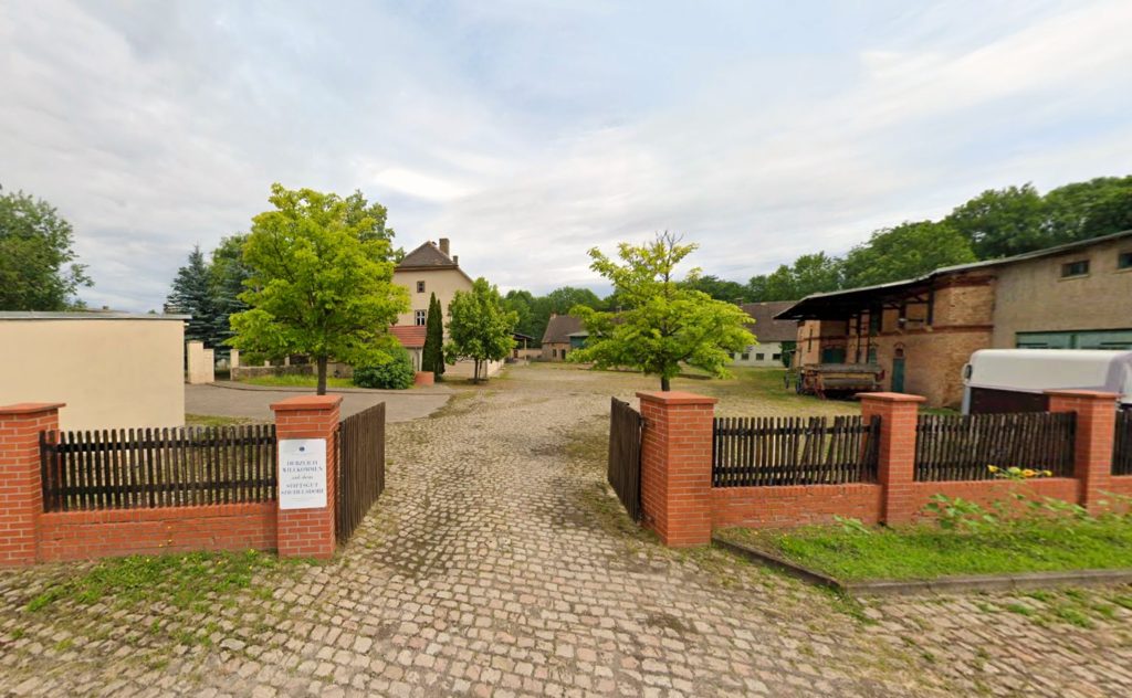 Eingang zum Kinderbauernhof auf dem Stiftsgut Stichelsdorf