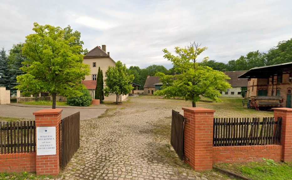 Eingang zum Kinderbauernhof auf dem Stiftsgut Stichelsdorf